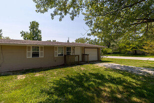 402 Meadow Ln in Hallsville, MO - Building Photo - Building Photo