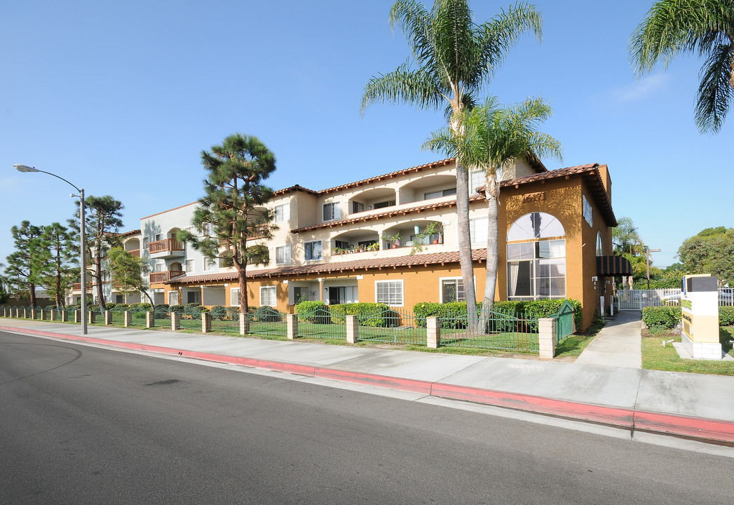 Huntington Breeze 55+ in Huntington Beach, CA - Building Photo