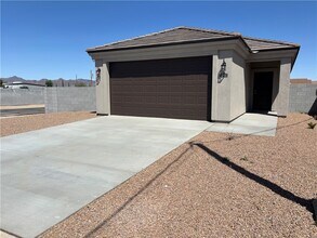2601 Chambers Ave in Kingman, AZ - Building Photo - Building Photo