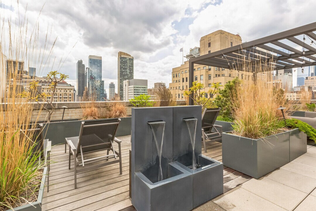 64B W 37th St in New York, NY - Building Photo