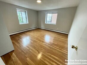 240 Babcock St, Unit 2H in Brookline, MA - Foto de edificio - Building Photo