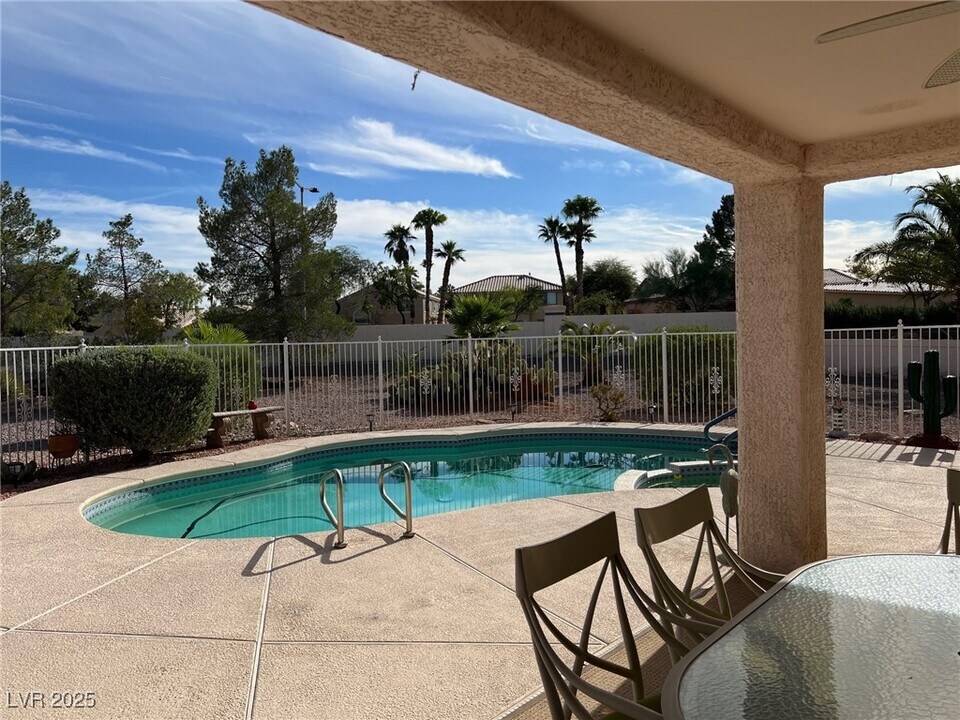 2404 Floyd Ct in Las Vegas, NV - Building Photo