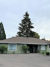 1544 E 1st St in Newberg, OR - Building Photo - Building Photo