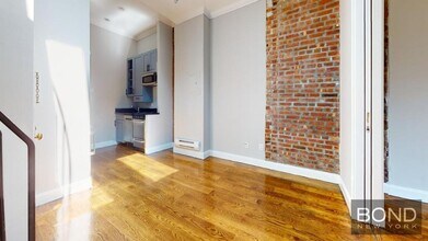697 10th Ave in New York, NY - Building Photo - Building Photo