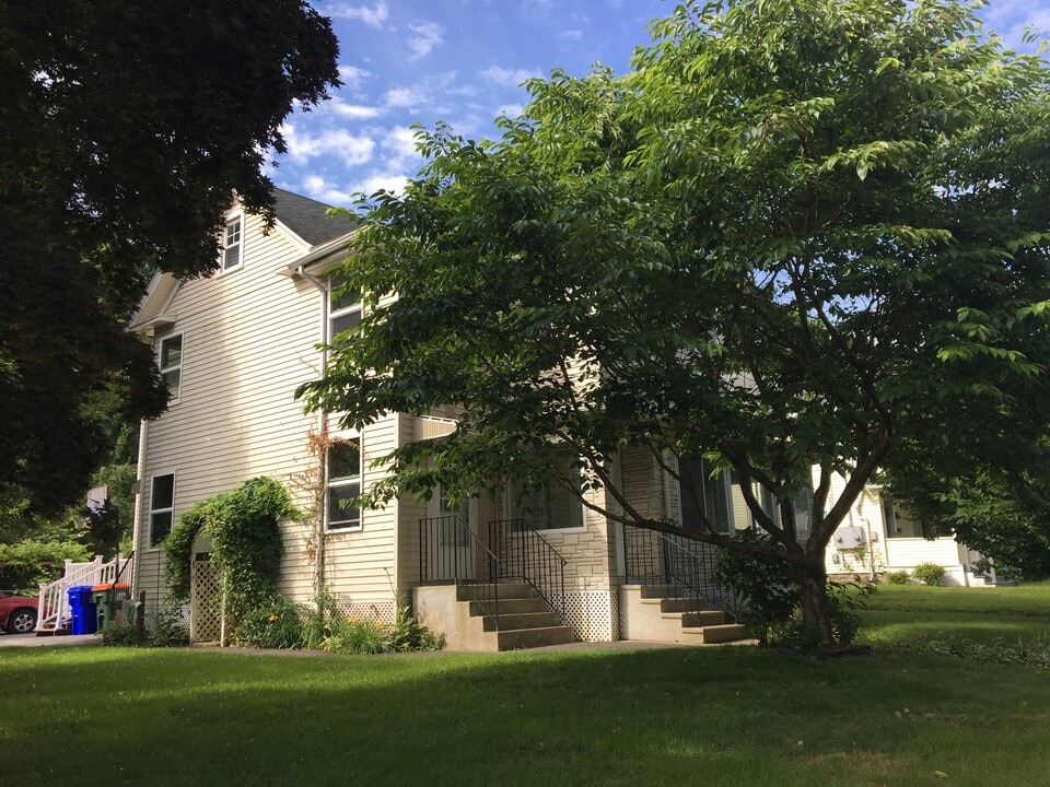 20 Highwood Ave in Southington, CT - Building Photo