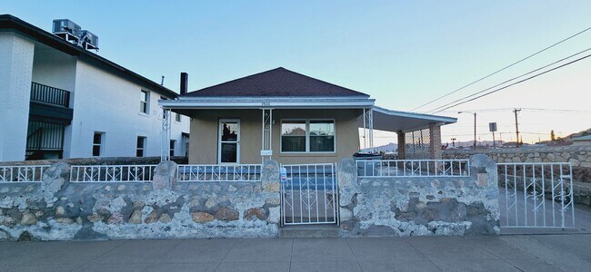 property at 2600 Aurora Ave