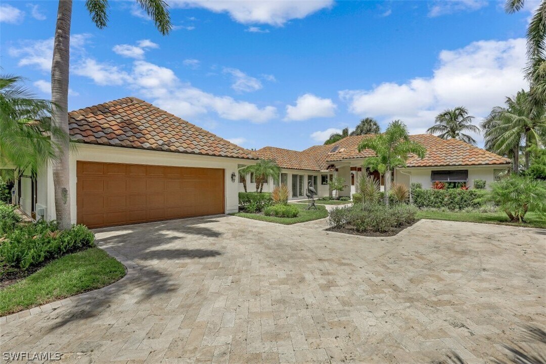 655 Galleon Dr in Naples, FL - Building Photo