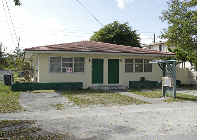 1090 NE 127th St in Miami, FL - Building Photo - Building Photo