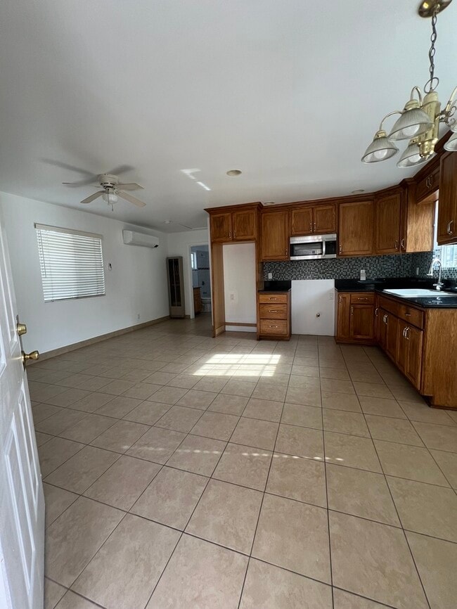 9807 San Antonio Ave in South Gate, CA - Building Photo - Building Photo