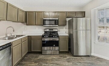 5910 Hampton Ct in College Park, GA - Building Photo - Building Photo