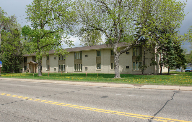 8935 Nicollet in Bloomington, MN - Foto de edificio - Building Photo