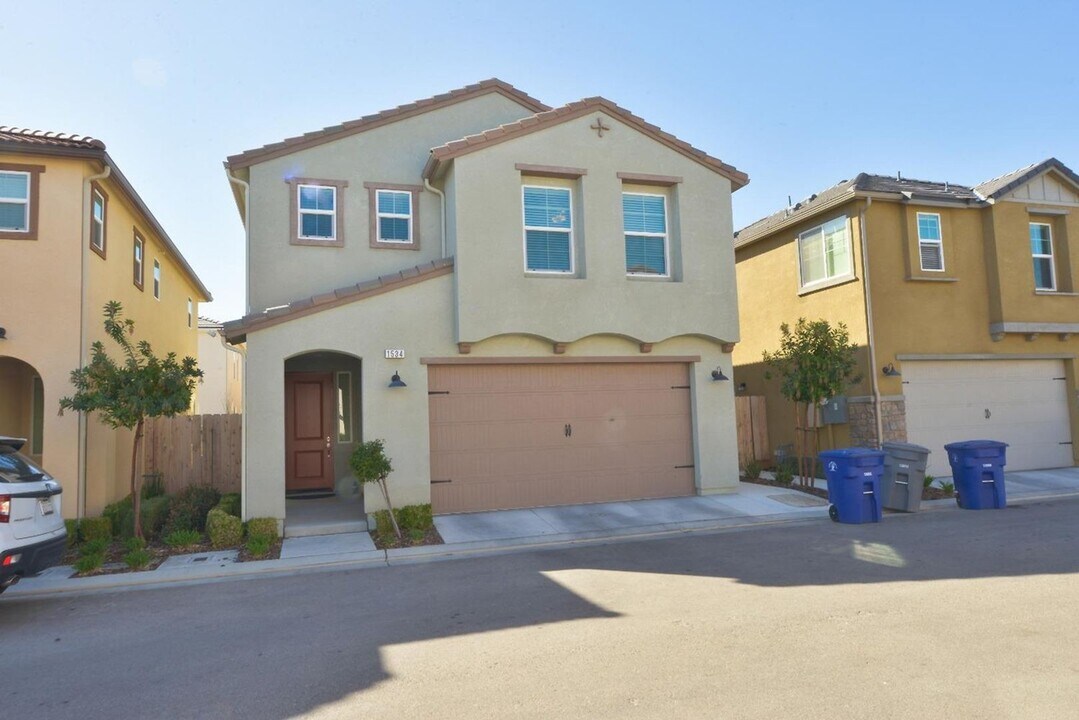 1534 Zenith Point in Clovis, CA - Building Photo