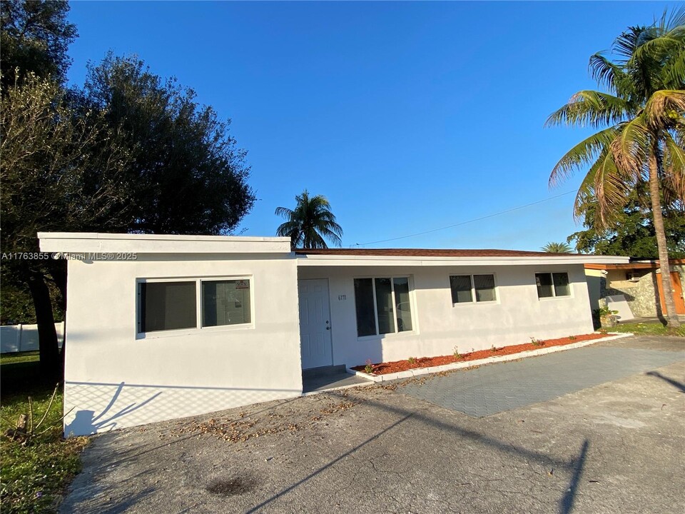 6171 Washington St in Hollywood, FL - Building Photo