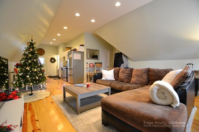 315 Warren St, Unit 3 in Waltham, MA - Foto de edificio - Building Photo