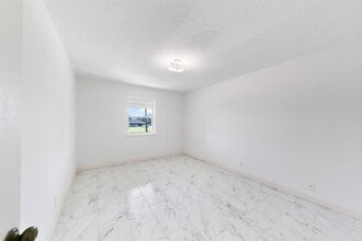 200 Hill St in Sealy, TX - Foto de edificio - Building Photo