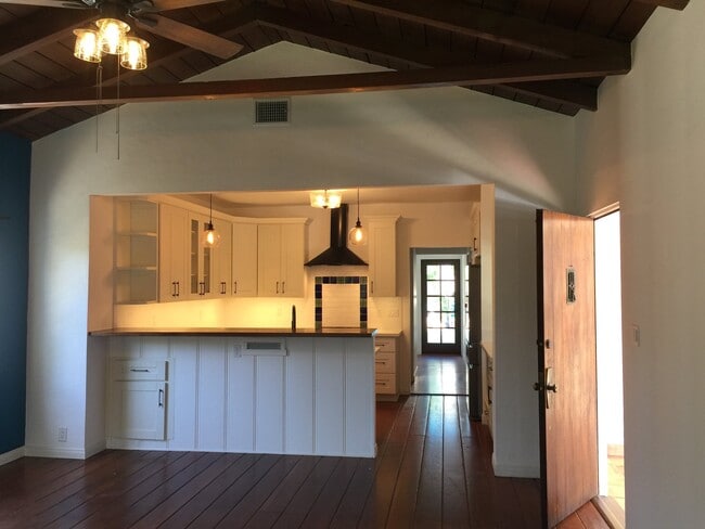 5046 La Roda Ave in Los Angeles, CA - Building Photo - Building Photo