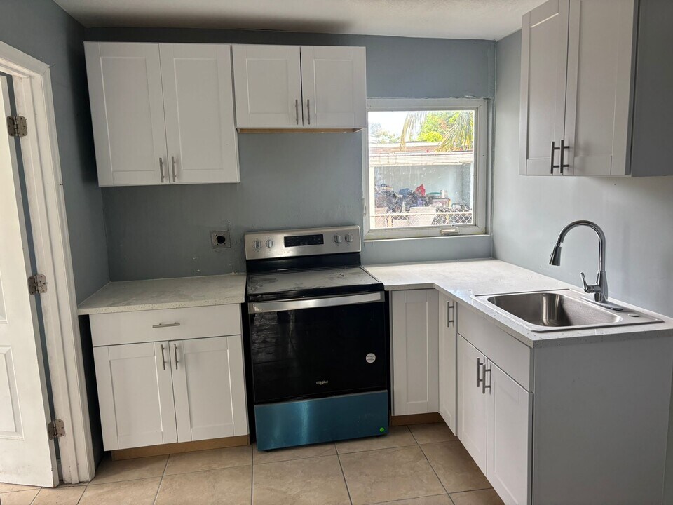 1236 Peak Rd in Lantana, FL - Building Photo