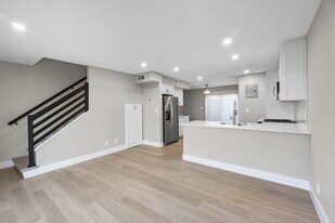 1024 Mission Townhomes in Costa Mesa, CA - Building Photo