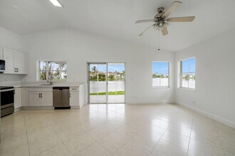 2042 NW 184th Way in Pembroke Pines, FL - Foto de edificio - Building Photo