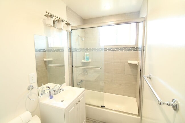 12757 Matteson Ave in Los Angeles, CA - Building Photo - Interior Photo