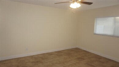 210 Foxwood Dr in Brandon, FL - Building Photo - Building Photo