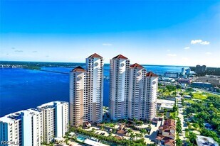 2090 W First St in Ft. Myers, FL - Building Photo