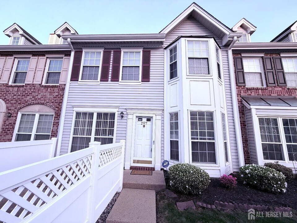 207 Darwin Ln in North Brunswick, NJ - Building Photo