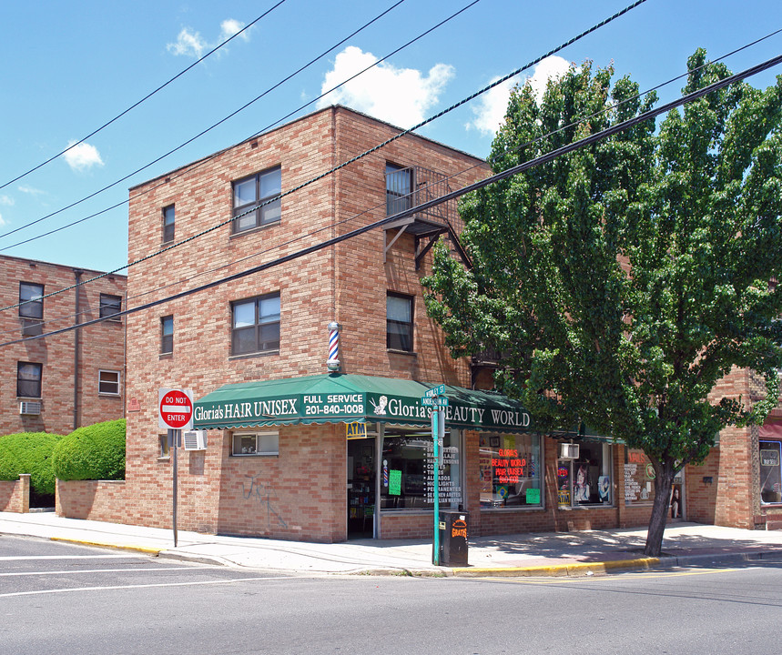 131 Anderson Ave in Fairview, NJ - Foto de edificio