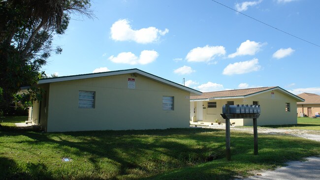 3320-3322 Jeffcott St in Ft. Myers, FL - Foto de edificio - Building Photo