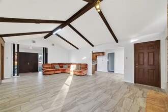 10706 Sagebluff Dr in Houston, TX - Building Photo - Building Photo