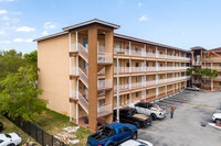 Venetia Villas in Hialeah, FL - Foto de edificio - Building Photo