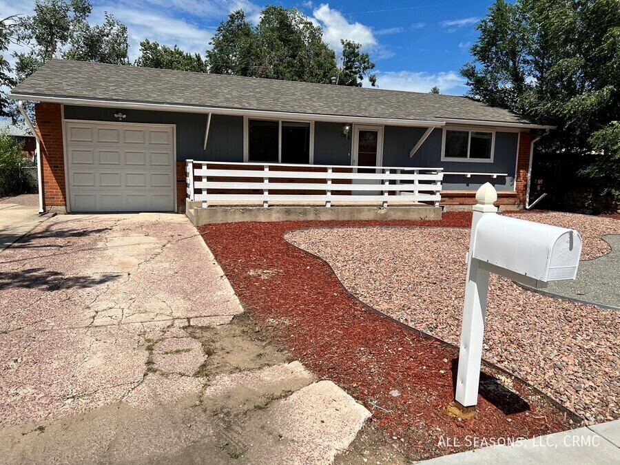 2405 Cactus Dr in Colorado Springs, CO - Foto de edificio