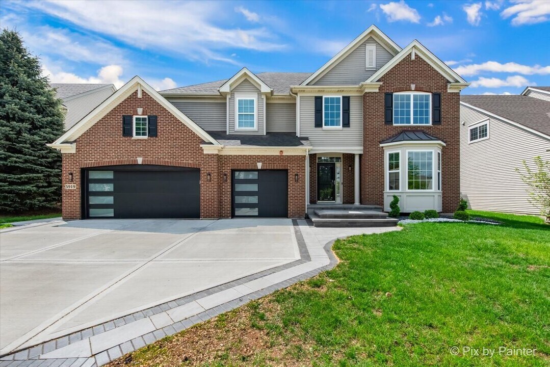 5919 Chatham Dr in Hoffman Estates, IL - Building Photo