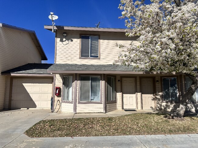 1421 Cimarron Ct, Unit Unit 2 in Tehachapi, CA - Building Photo - Building Photo