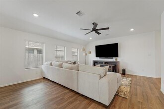7310 Bartoncliff Dr in Katy, TX - Building Photo - Building Photo