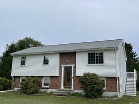 44 N Woody Hill Rd, Unit North Woody Hill in Bradford, RI - Building Photo