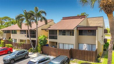 890 N Village Dr in St. Petersburg, FL - Building Photo - Building Photo