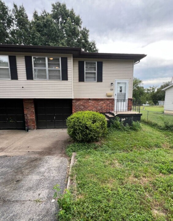 703 N Frandsen Rd in Independence, MO - Building Photo