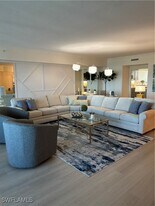 435 Dockside Dr in Naples, FL - Building Photo