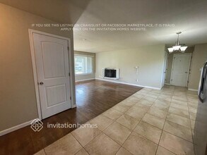 1802 S 246th Pl in Des Moines, WA - Foto de edificio - Building Photo