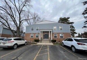 521 E University Dr, Unit 807 in Rochester, MI - Building Photo