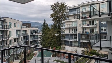 2002 St. George St in Port Moody, BC - Building Photo - Building Photo
