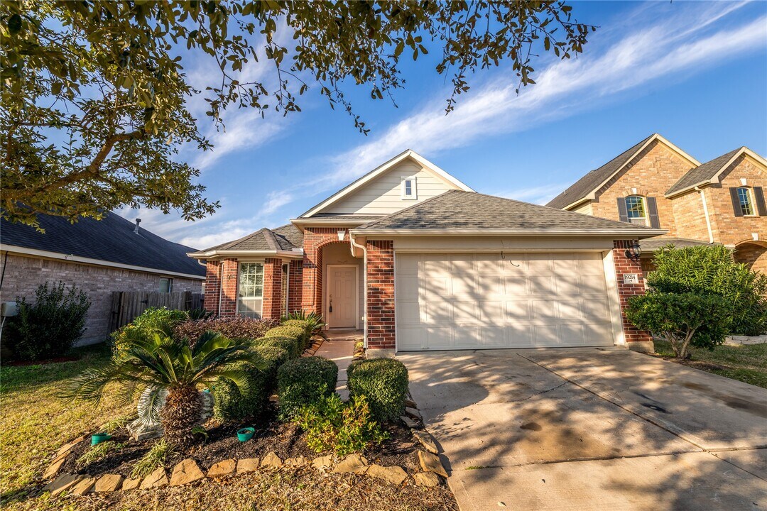 19214 Garrett Knolls Ln in Richmond, TX - Building Photo