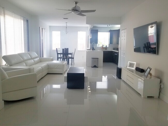 15761 SW 42nd St in Miramar, FL - Foto de edificio - Building Photo