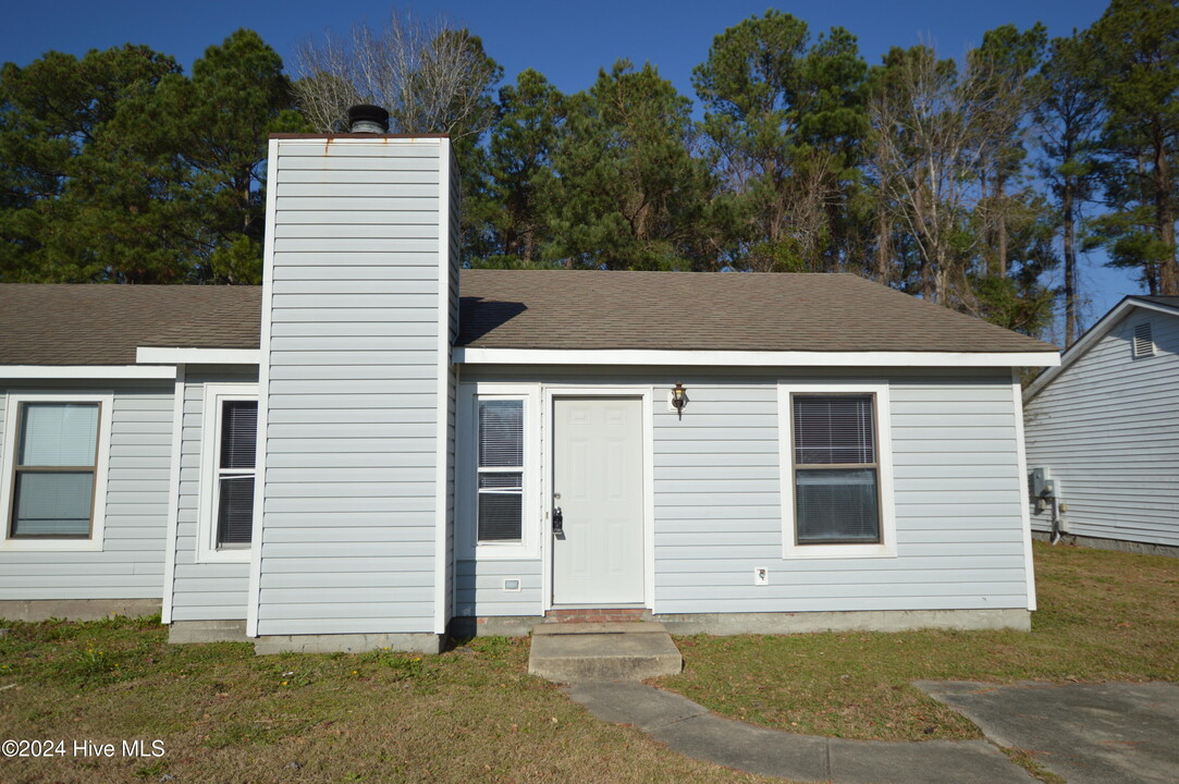 1047 Spring Villa Dr in Jacksonville, NC - Building Photo