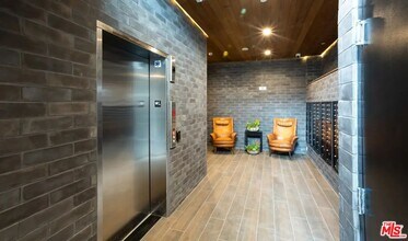 105 S Fairfax Ave in Los Angeles, CA - Building Photo - Building Photo