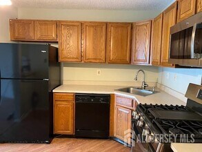 73 Brighton Way in North Brunswick, NJ - Building Photo - Building Photo