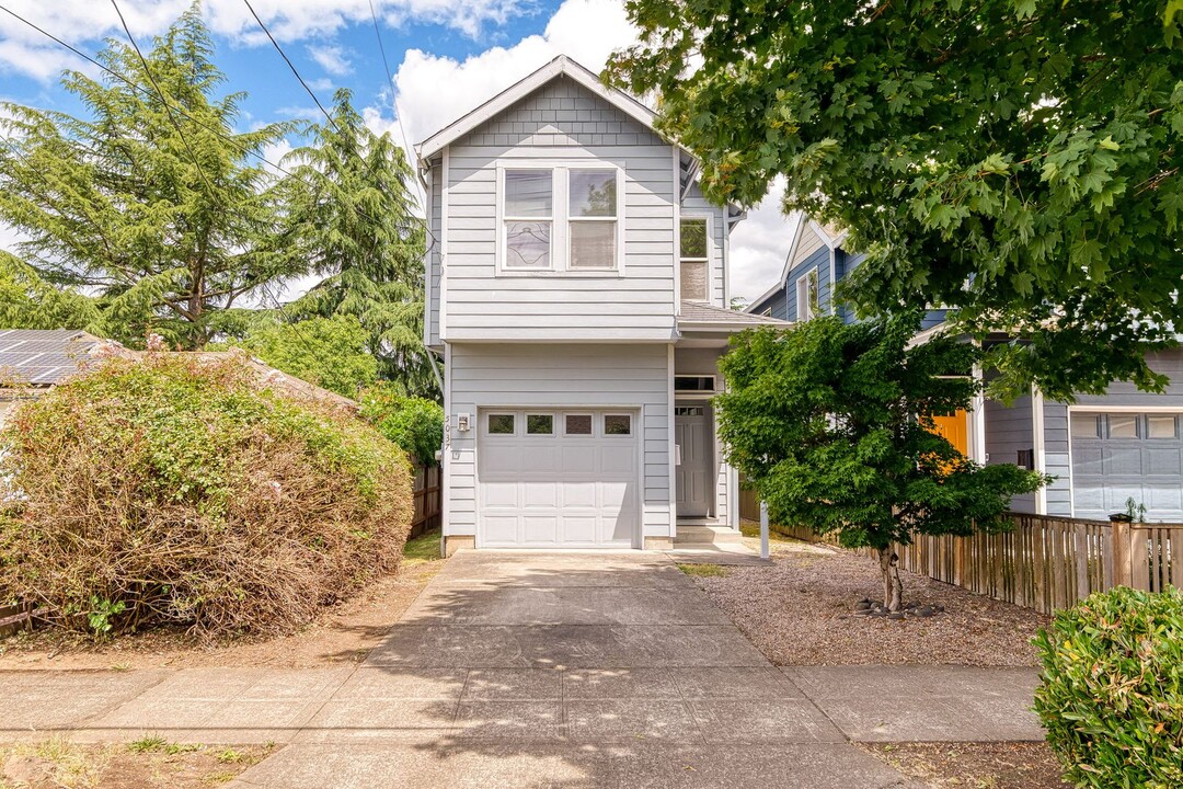 5037 SE Reedway St in Portland, OR - Building Photo