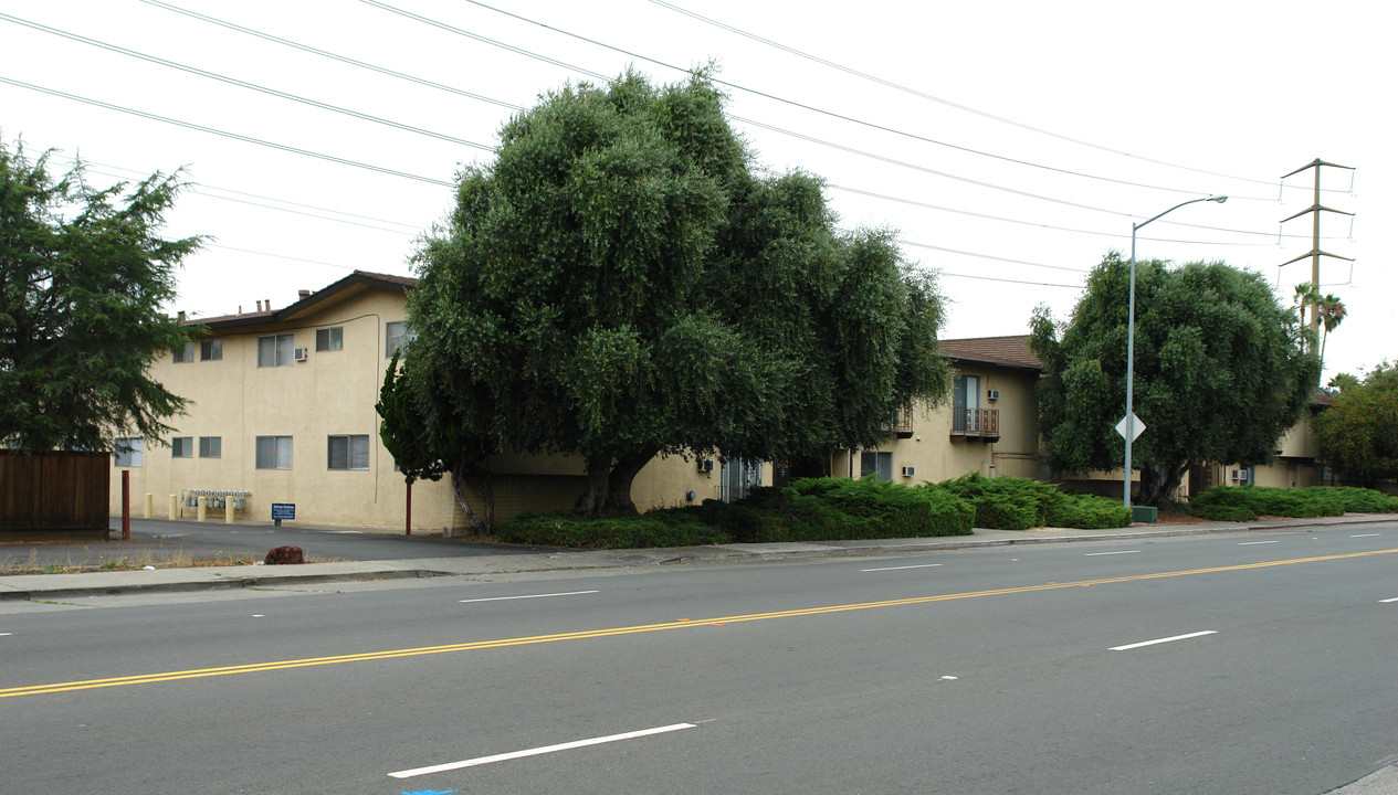 Oakwood Gardens in Vallejo, CA - Foto de edificio