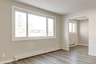 Shannon Villa in Edmonton, AB - Building Photo
